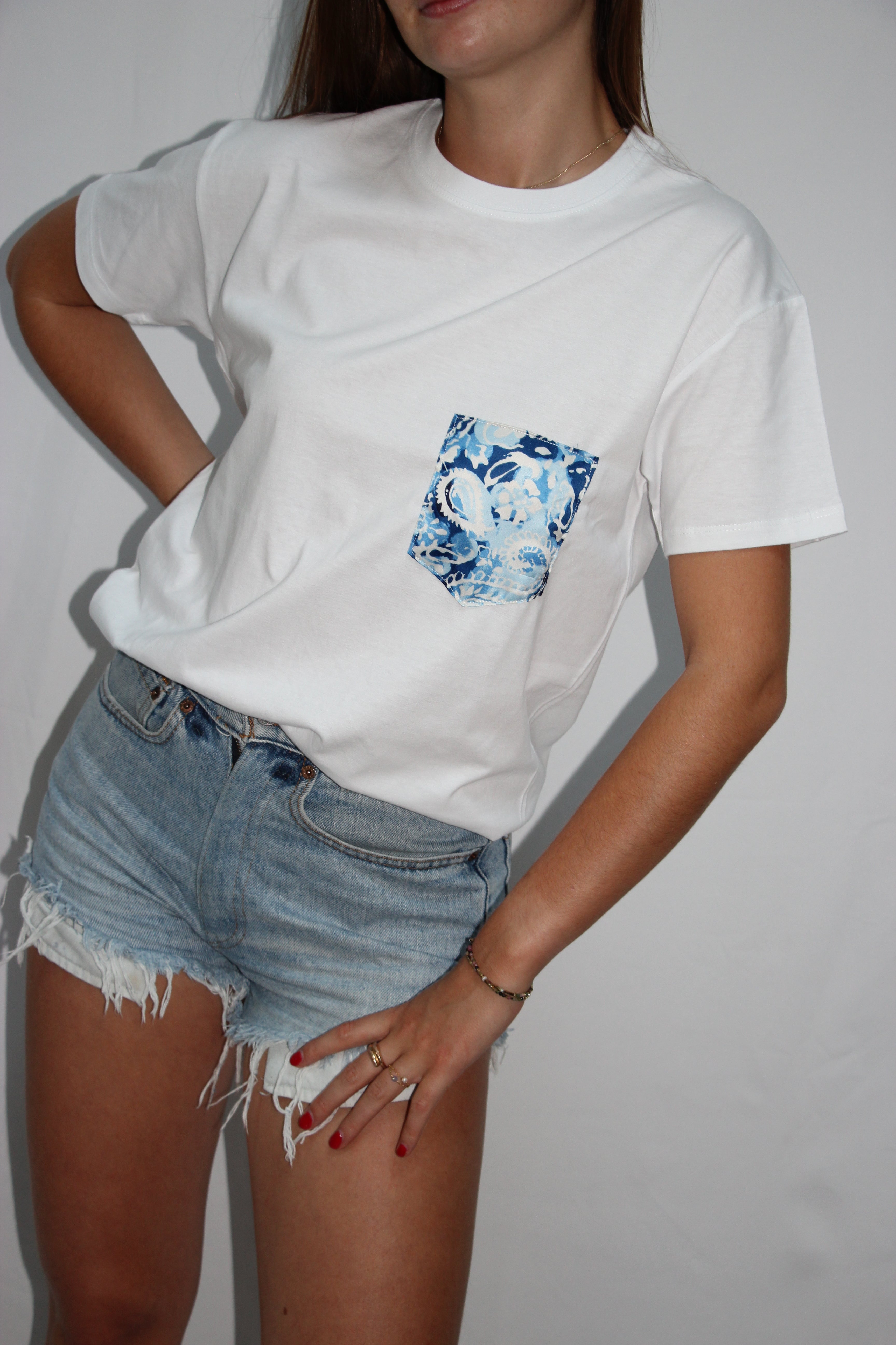 T-shirt poche en foulard bleu