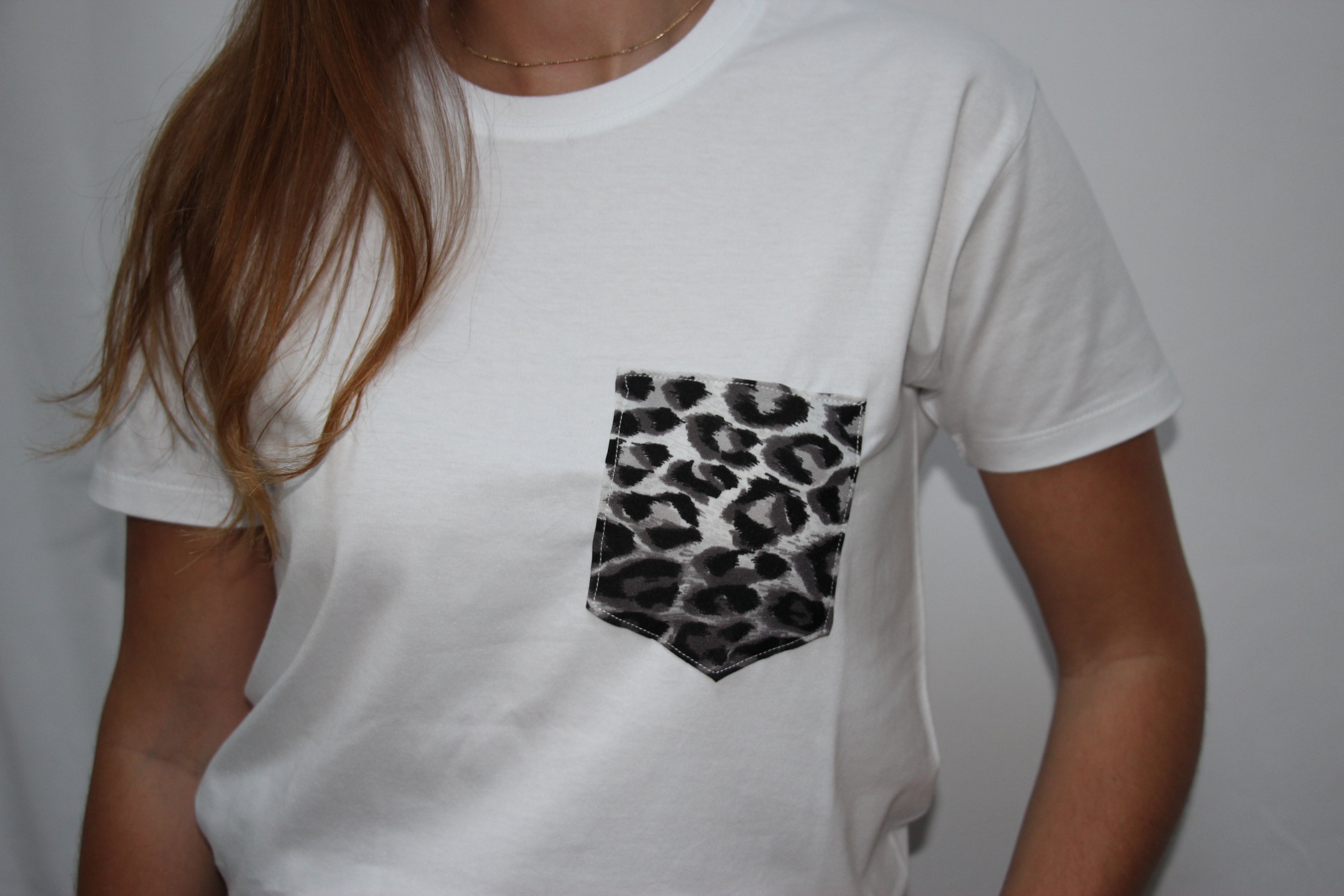 T-shirt poche en foulard léopard
