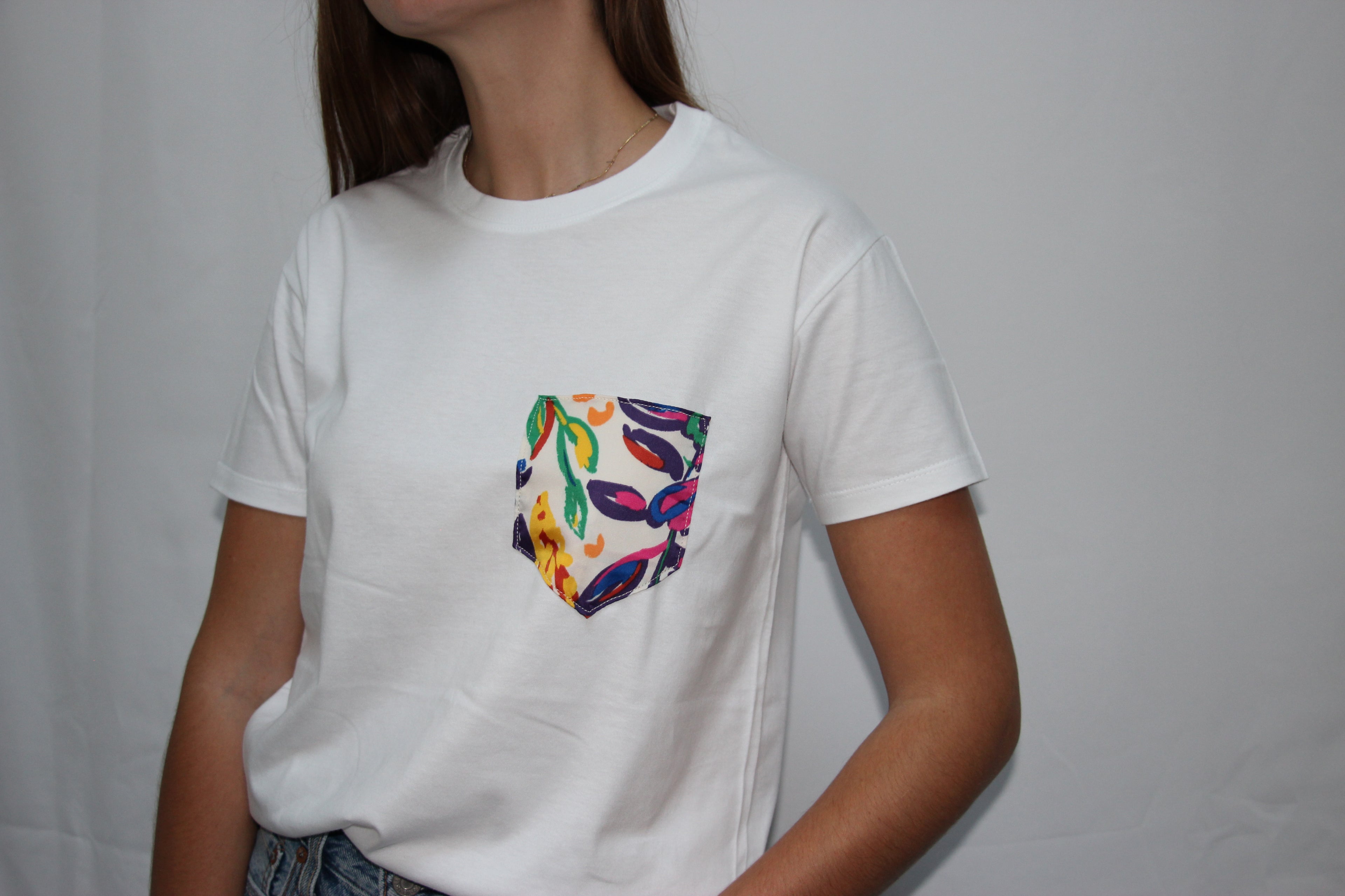 T-shirt poche en foulard colorée