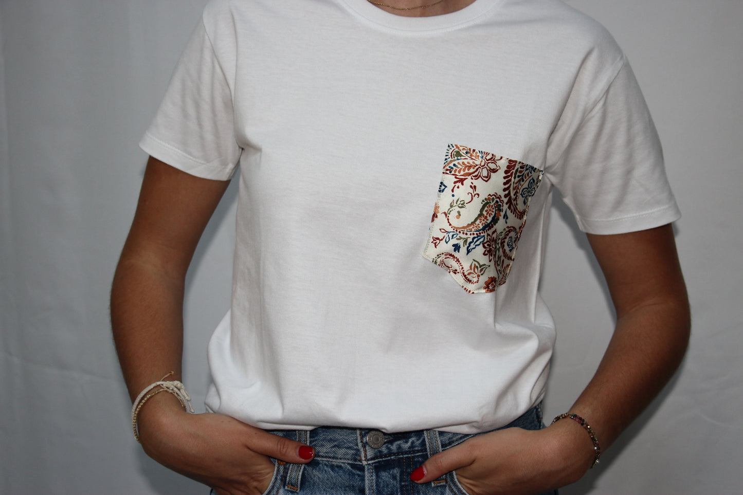 T-shirt blanc unisexe upcyclé