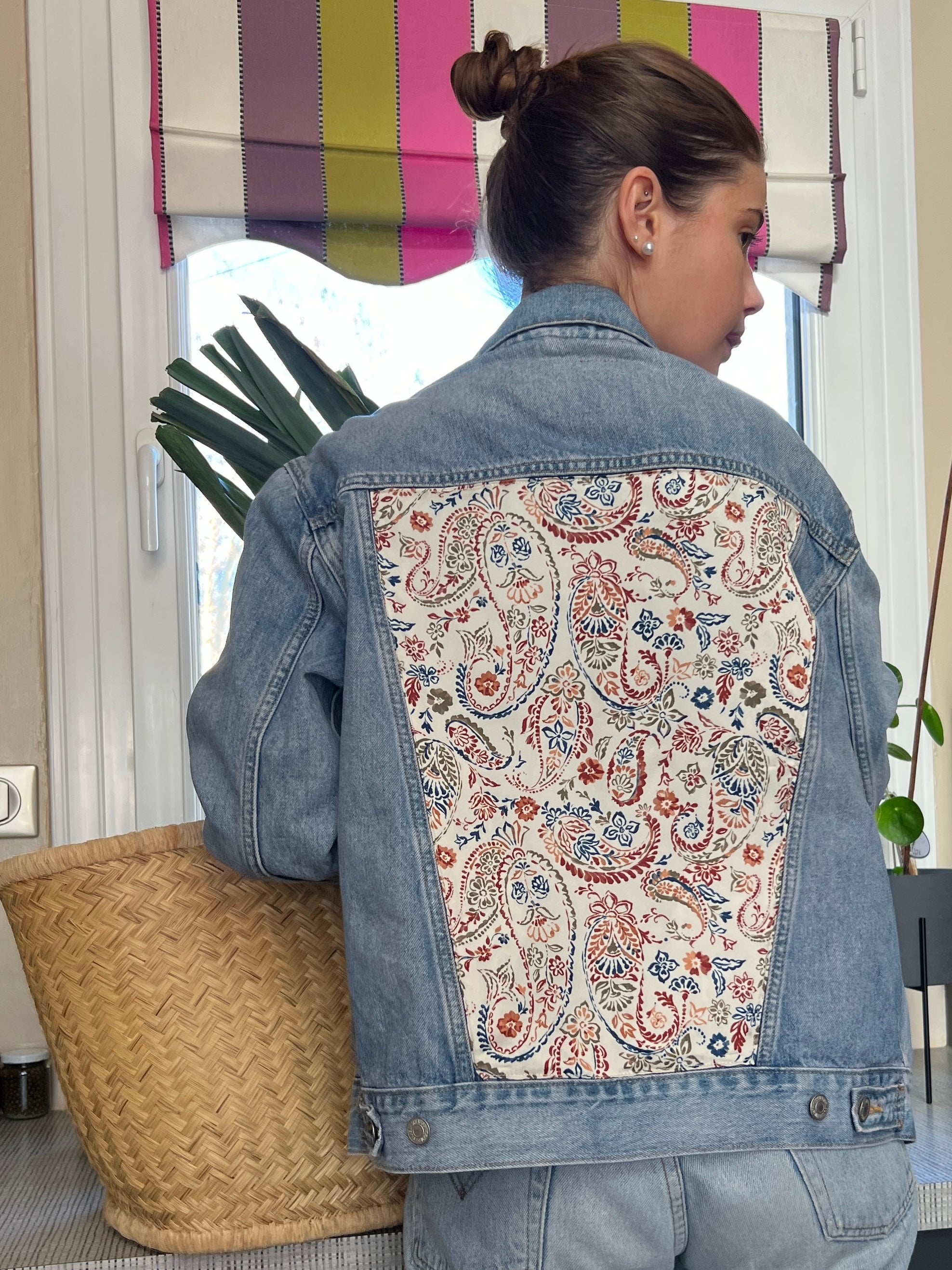 Veste en jeans upcyclé avec du foulard