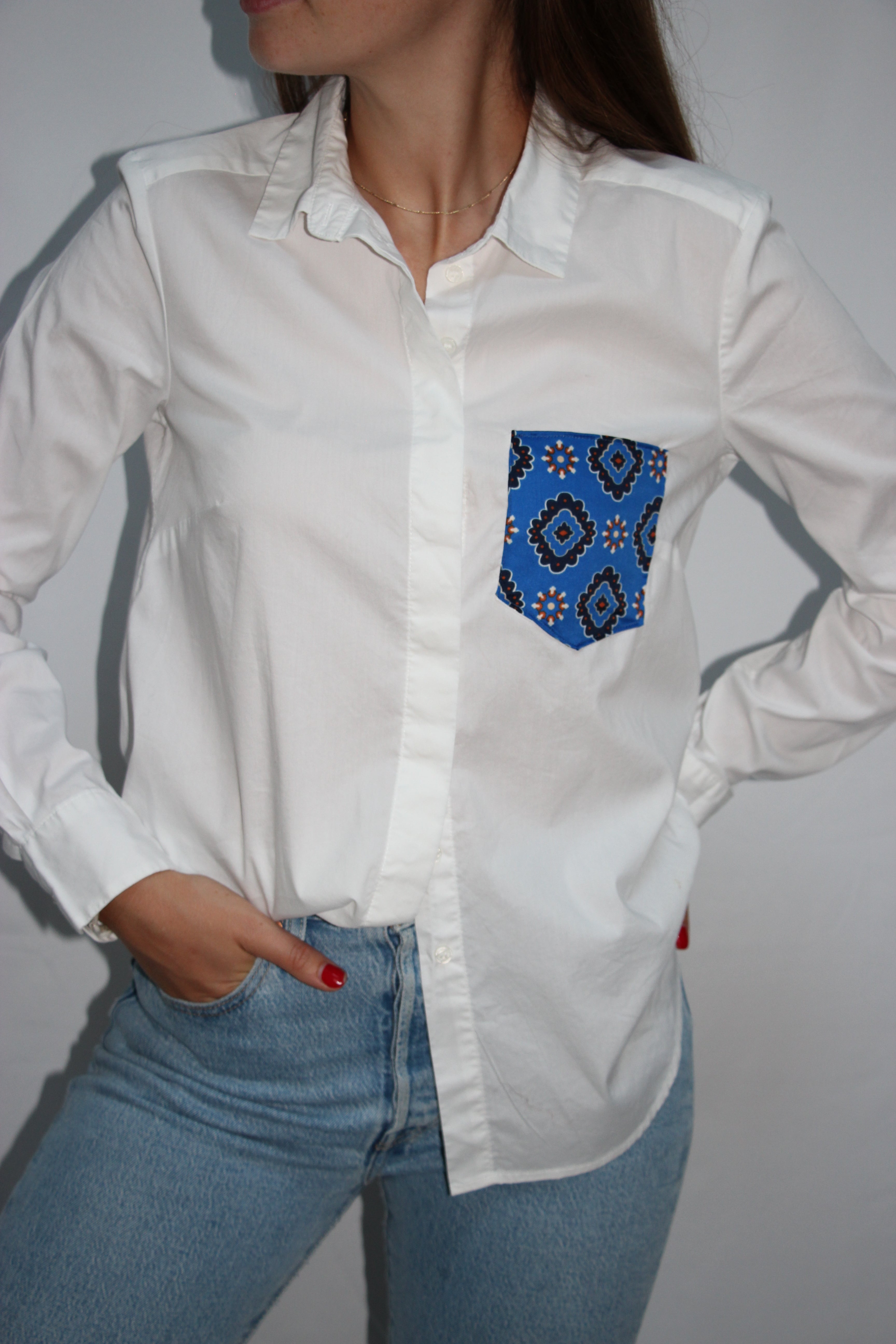 chemise blanche poche bleu